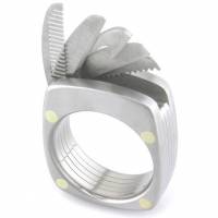 多種機能結合在一起的戒子：Titanium Utility Ring