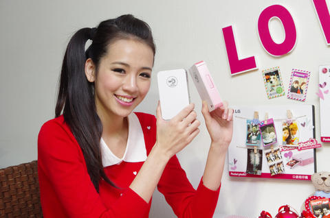 讓手機享受即可拍的樂趣， LG 推出 Pocket Photo 免墨水口袋印表機