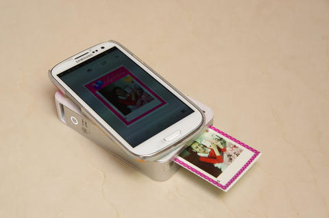 讓手機享受即可拍的樂趣， LG 推出 Pocket Photo 免墨水口袋印表機