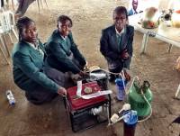 非洲女孩發明以尿液作燃料供電