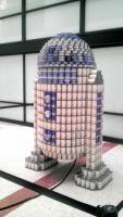大賣場的瓶罐堆疊藝術？亮眼的可動式R2-D2
