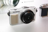 Olympus 發表 60mm 微距鏡以及 15mm 超薄定光圈玩具鏡