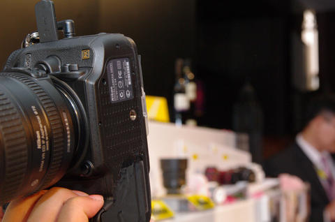 填補 D300 的準專業級空缺， Nikon 推出輕型 FX 片幅機身 D600