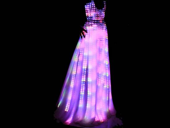 將極光穿在身上的Aurora LED洋裝