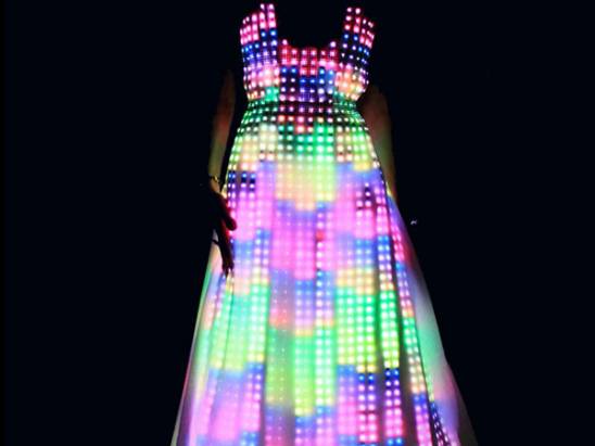 將極光穿在身上的Aurora LED洋裝