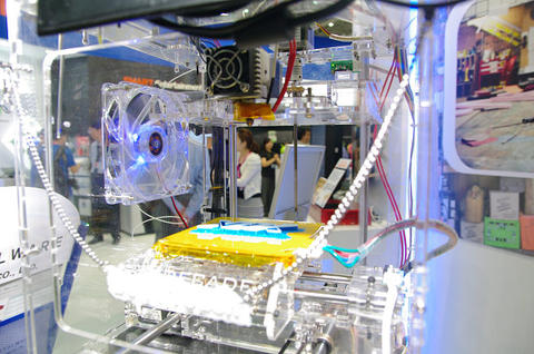Computex 2012 ： 威盛攤位出現的 DIY 版 3D 印表機