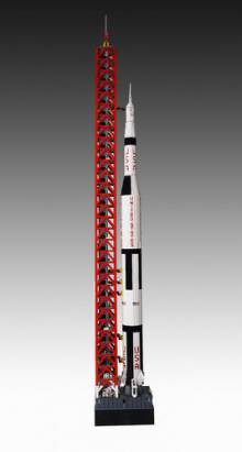 以樂高拼成阿波羅11號計畫中的土農神五型多級火箭，高5公尺76