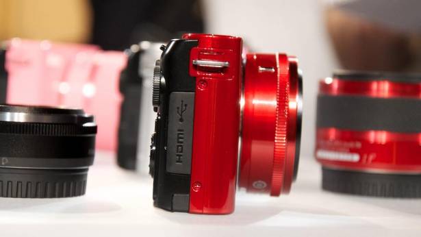 Nikon 推出類單眼 Nikon 1（J1 與 V1）