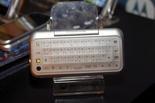 Motorola 將推出反轉式鍵盤智慧型手機 Backflip ME600
