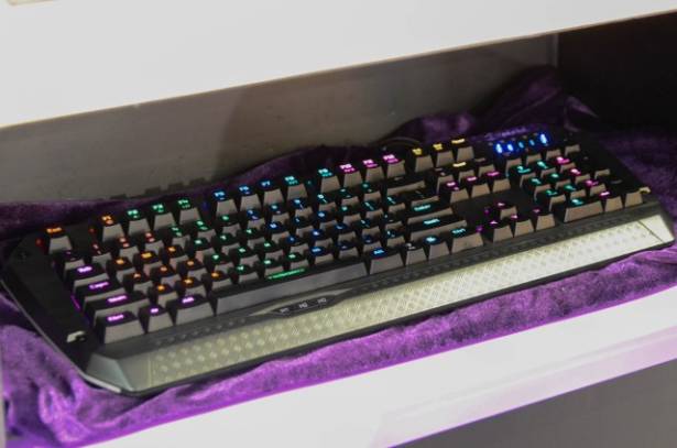 Computex 2014：鐵修羅，可變換多種燈色的機械式鍵盤