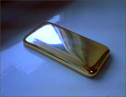 黃金和美鑽合體的 iPhone 3G，讓你體驗隨身帶著信義區豪宅的快感！