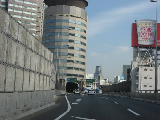 日本穿越大樓的高架道路出口
