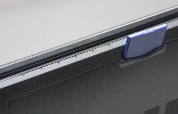 ASUS X75V 兼具質感與高性價比的 17 吋大螢幕筆電
