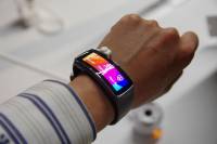 MWC 2014 ：主打曲面螢幕的 Galaxy Fit 智慧手環還有 Galaxy Gear 2 