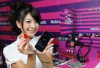 Nokia 5800 XpressMusic的...正妹店員...恩...還有抱枕