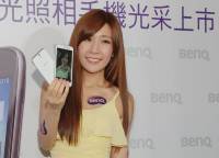 BenQ 推出兩款平價 4G 手機，主打 4 倍高感光微光拍攝能力