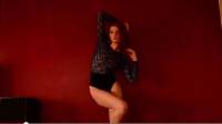 美國模特兒 Shantia Veney 示範流動式換姿勢
