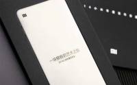 小米手機 4 發佈會: 邀請卡就是一塊手機形不鏽鋼板