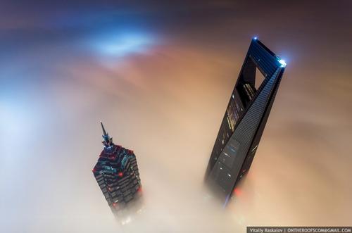 對戰鬥民族來說，爬上興建中的上海第一高樓吹風，就跟晨跑一樣輕鬆…