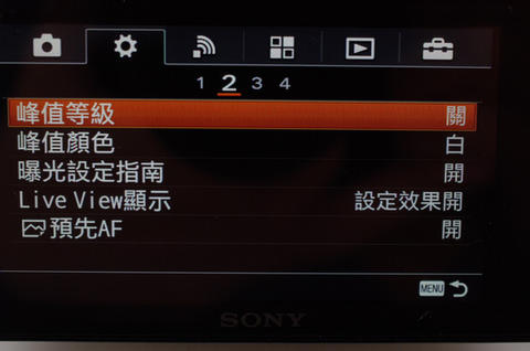 延續 NEX-3 小巧血脈並導入高階電子系統， Sony A5000 相機動手玩