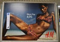 德國街頭藝術家把 PS 工具列貼在 H M 廣告上