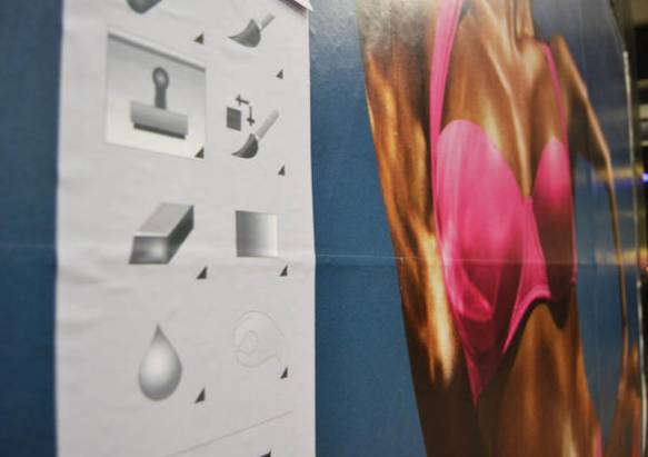 德國街頭藝術家把 PS 工具列貼在 H&M 廣告上