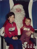 從 1984-2013，連續 29 年都和聖誕老公公合照的兩兄弟
