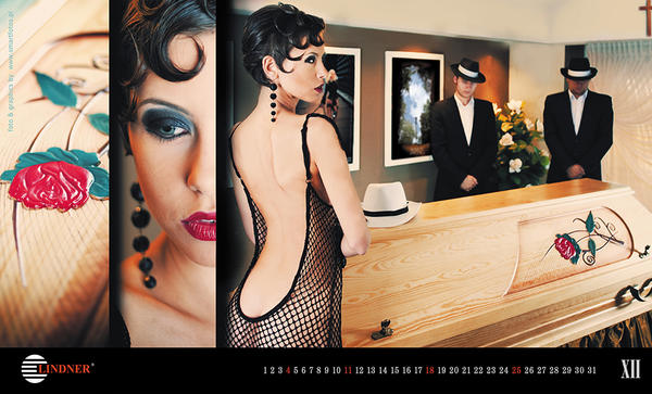 死亡與性的羈絆，波蘭棺材公司找幾乎全裸模特兒拍攝月曆引爭議