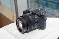 訴求實現大光圈 常用焦段濃縮於小巧機身， Sony RX 家族最新成員 RX10 發表