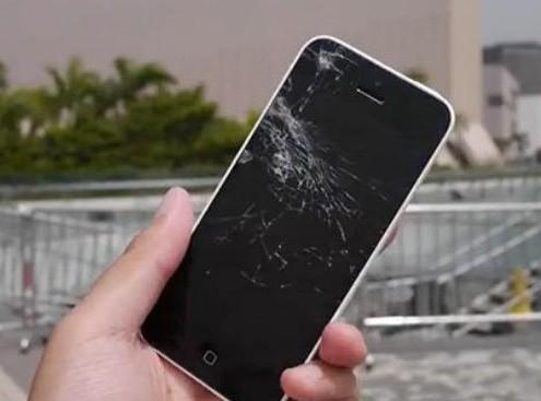 [科技新報]iPhone 5s/5c跌落測試：iPhone 5c螢幕碎裂