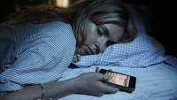 比夢遊更可怕？睡覺玩手機還會傳訊息給朋友