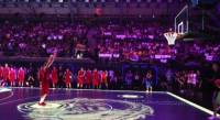 全球首個 LED 地板籃球賽 可發光及追蹤球員動態