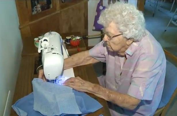 99 歲老奶奶每天縫一件衣服，送給非洲的小朋友