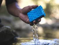 若使用防水的智慧型手機，是不是也來考慮一下搭配防水的行動電源