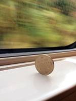 一枚硬幣說明了新幹線列車的穩定性