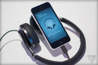 CES 2015：利用iPhone Lightning 供電的 Philips 飛利浦新款耳機