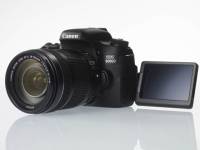 分別針對男性與女性攝影者， Canon 發表 EOS 8000D Kiss X8i 兩款孿生 APS