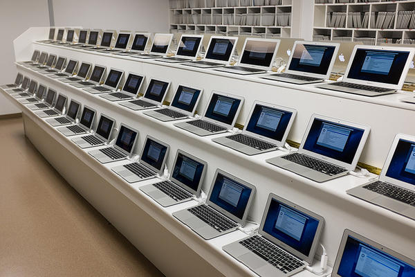 也許我們看過Macbook Air的開箱照片，但應該很難得有機會看到已開箱的3000台Macbook Air照片