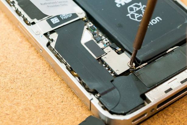 [蘋果急診室] 媽媽的 iPhone 4S 壞了？網路買零件自己換，輕鬆換新再戰三年！