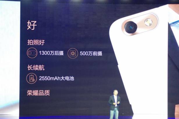 華為榮耀在 GMIC 峰會發表新一代超值機種榮耀暢玩 4C ，雙 4G 版本訂於 999 人民幣