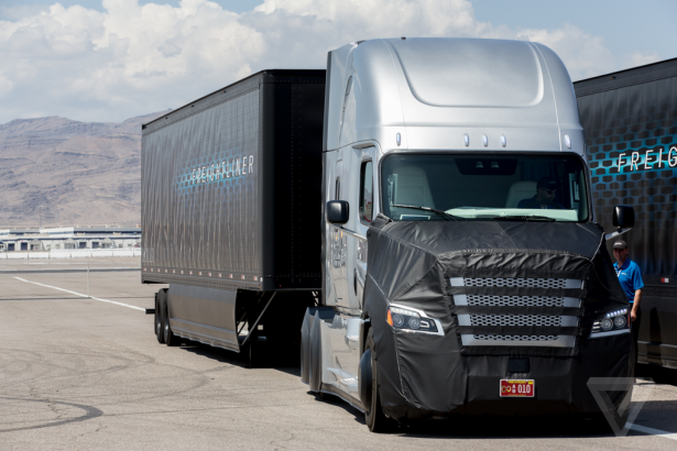 具自動駕駛機能的龐然大物， Freightliner 展示首款獲得內華達自動駕駛認證的卡車頭