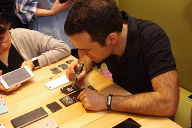 小米副總 Hugo Barra 現場拆解小米手機 4i ，表示其設計理念出自 Nexus 5