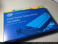 Intel SSD 750 NVMe PCIe SSD 400GB 在台上架
