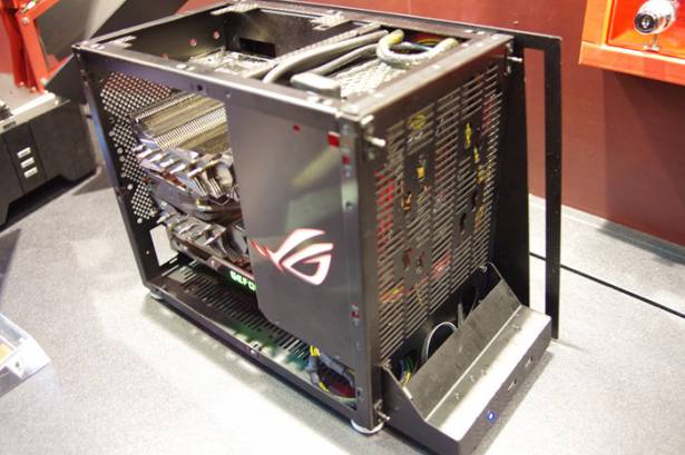 Computex 2015 ：針對追求高規硬體之 ITX 玩家的緊湊化鋁機殼，聯力新款機殼 PC-QI7WX 亮相
