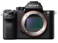 導入 42MP 35mm 片幅背照式元件與 399 點焦平面相位對焦點， Sony A7R II 霸