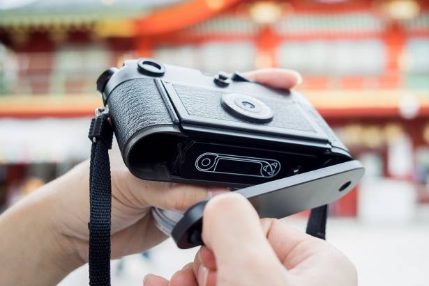 [攝影小教室] 底片機入門（三）比單眼更簡單！三步驟輕鬆幫 Leica M 機裝底片