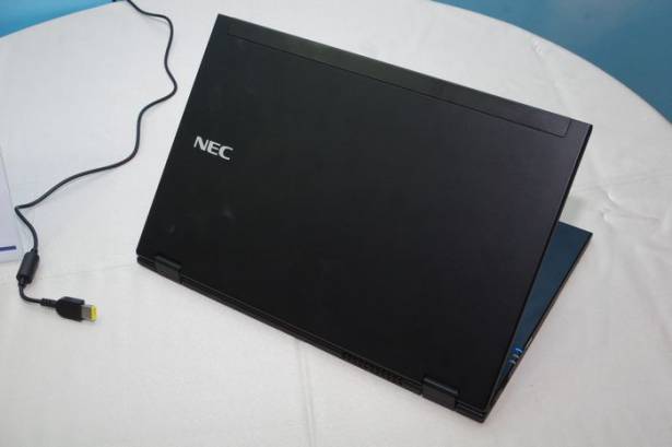 NEC 於 Solution Fair 展出僅 779 克 13 吋商務筆電 VersaPro UltraLite，可能循企業採購方案登台