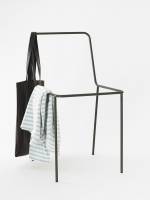 專門設計給衣服包包休息的椅子