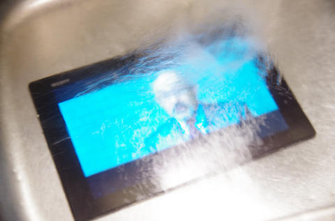 不只撈金魚、撈鯉魚也沒問題，美型防水平版 Sony Xperia Tablet Z 動手玩