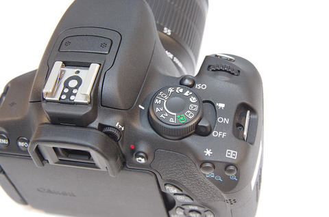 Canon 在台發表 EOS 700D ，羽量機型 100D 還要等月底
